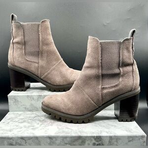 UGG Hazel Suede Chelsea Ankle Boots Chunky Block Heel and Lug Sole. Size 6.5